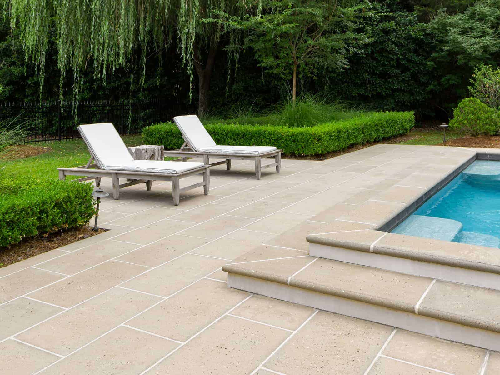 Concrete pavers in Peacock Pavers’ Buff color 