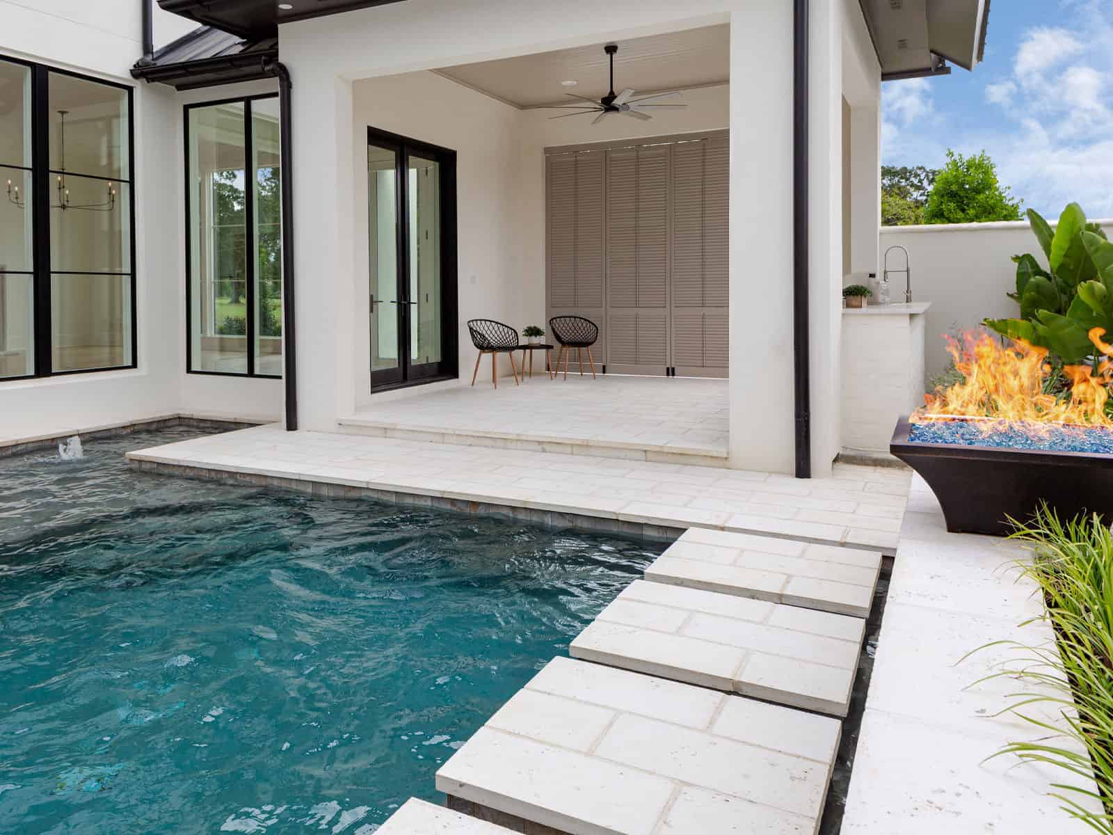 https://peacockpavers.com/wp-content/uploads/2020/03/White-Floating-Pool-Steps-fire-1600-x-1200.jpg